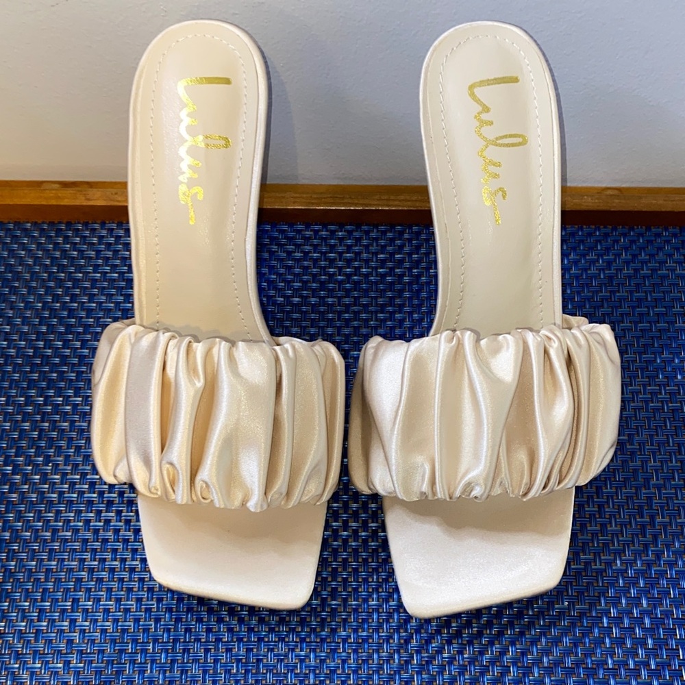 Lulus Reecey Ivory satin heels, EUC, sz. 8